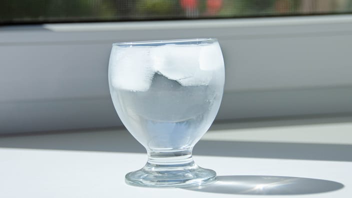 в стакане с водой плавает лёд