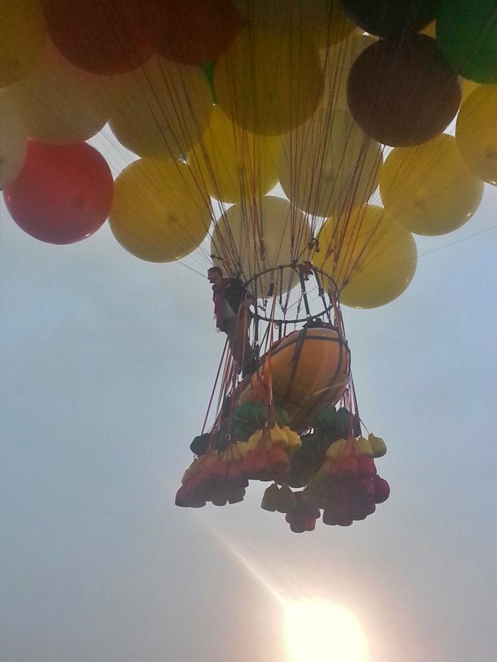 Джонатан Трапп - человек который пролетел сотни километров, используя воздушные шары
