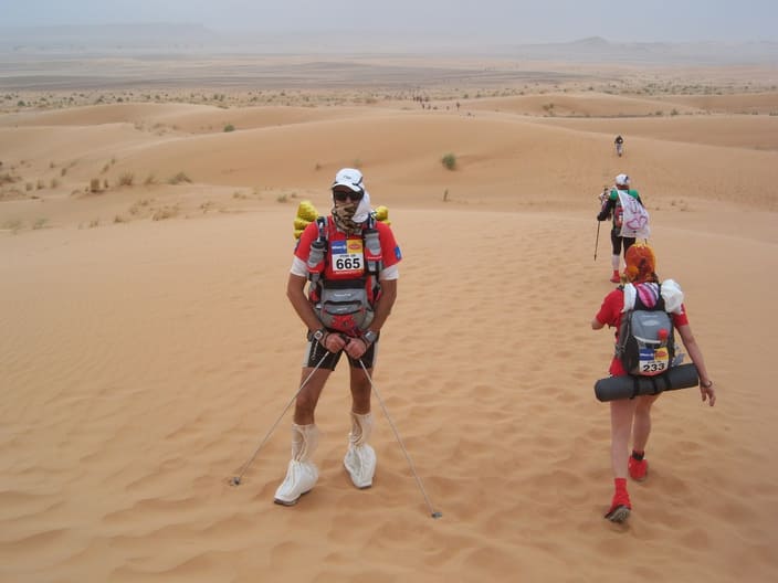 участники песчаного марафона в пустыне Сахаре